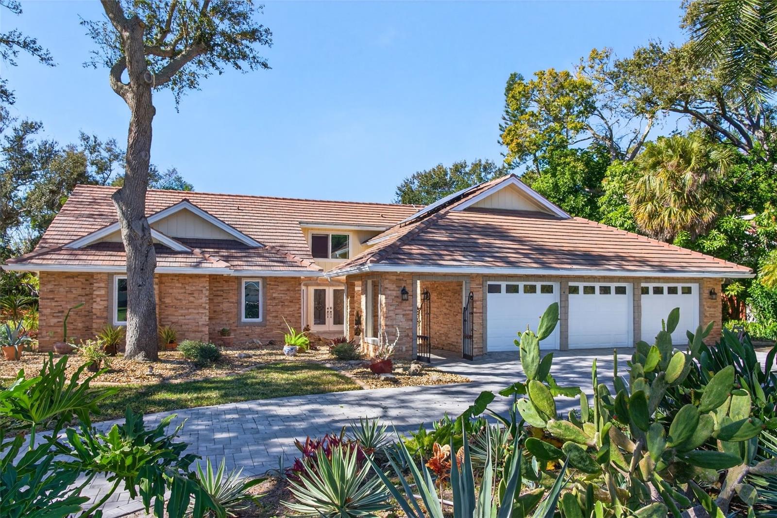2392 Landings Cir photo 1