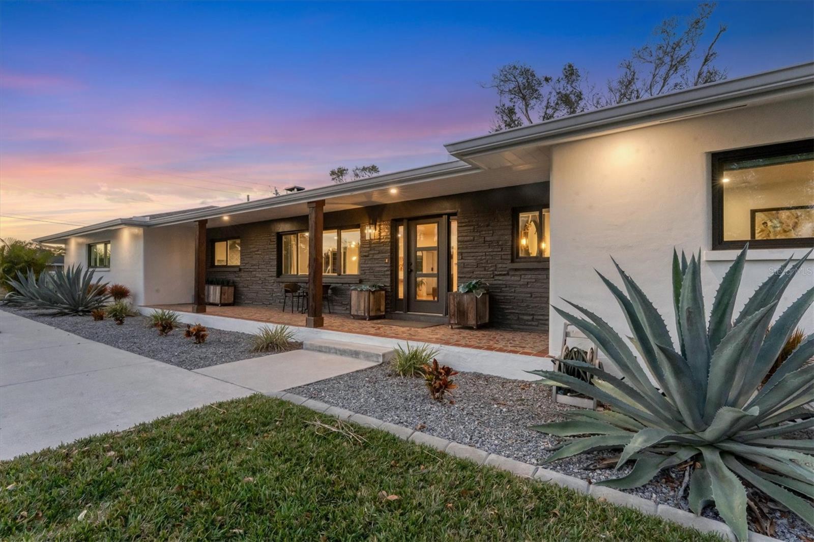 2411 Valencia Dr photo 1