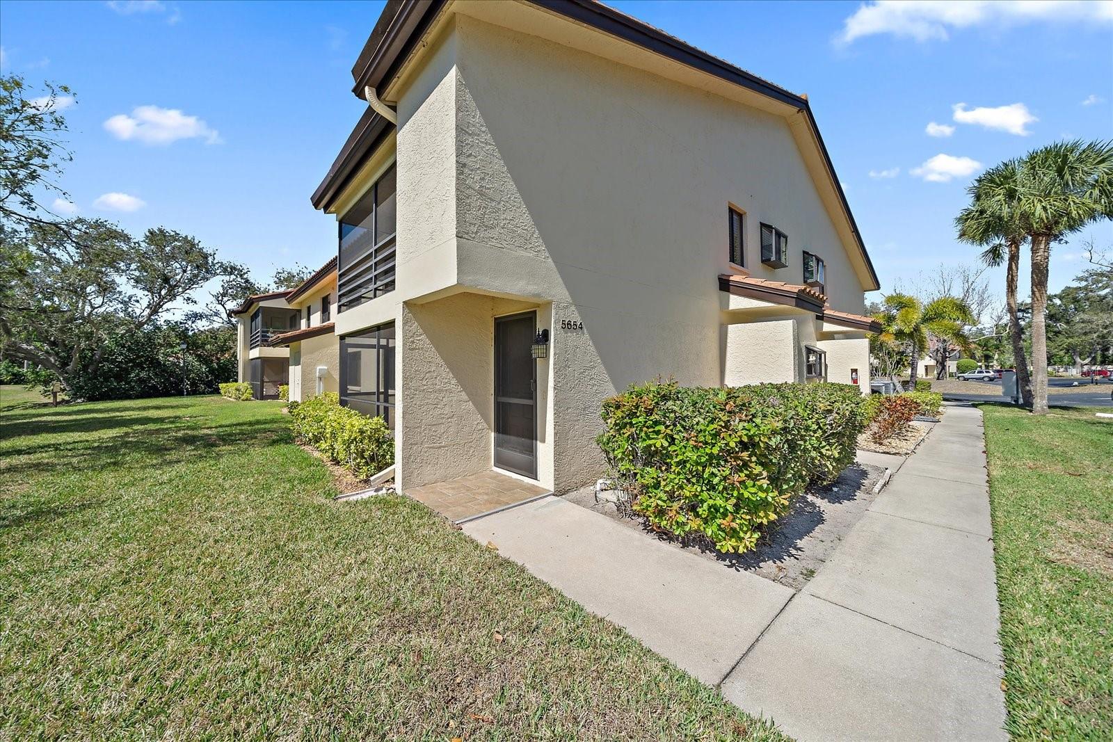 5654 Gardens Dr photo 1