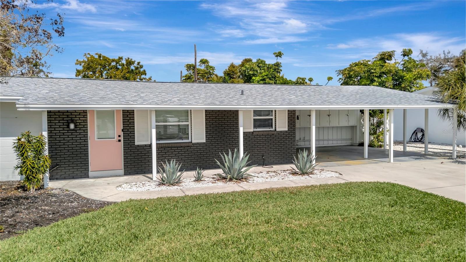 6426 Colonial Dr photo 1