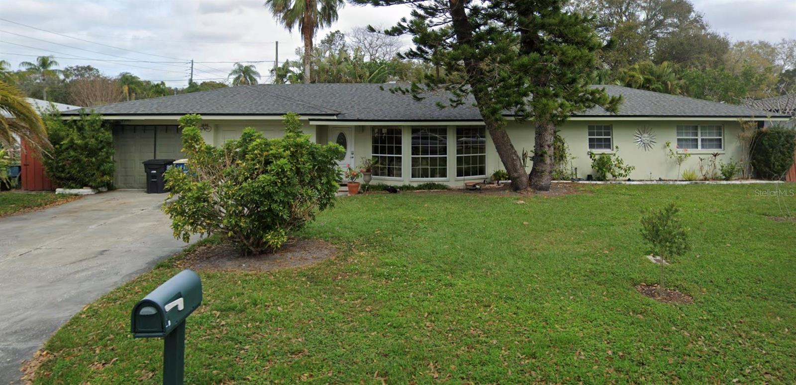 1806 Beverly Cir N photo 1