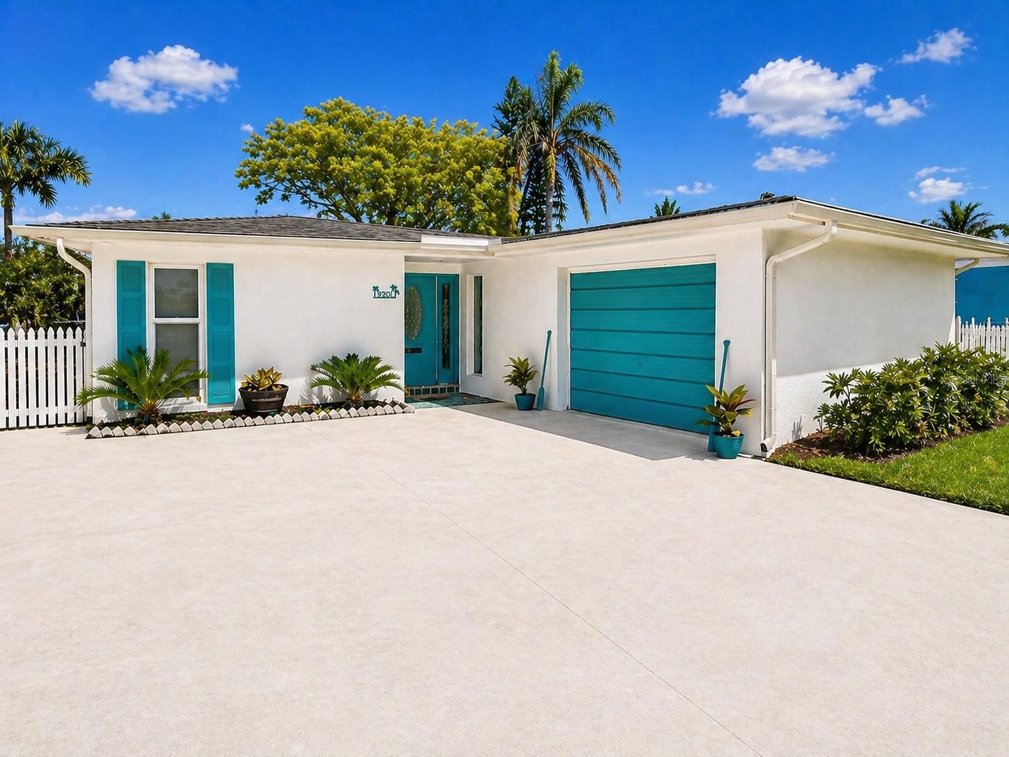 4920 Pelican Dr photo 1