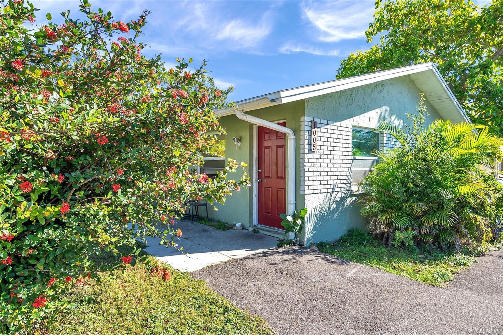 1005 Lake Palms Dr photo 1