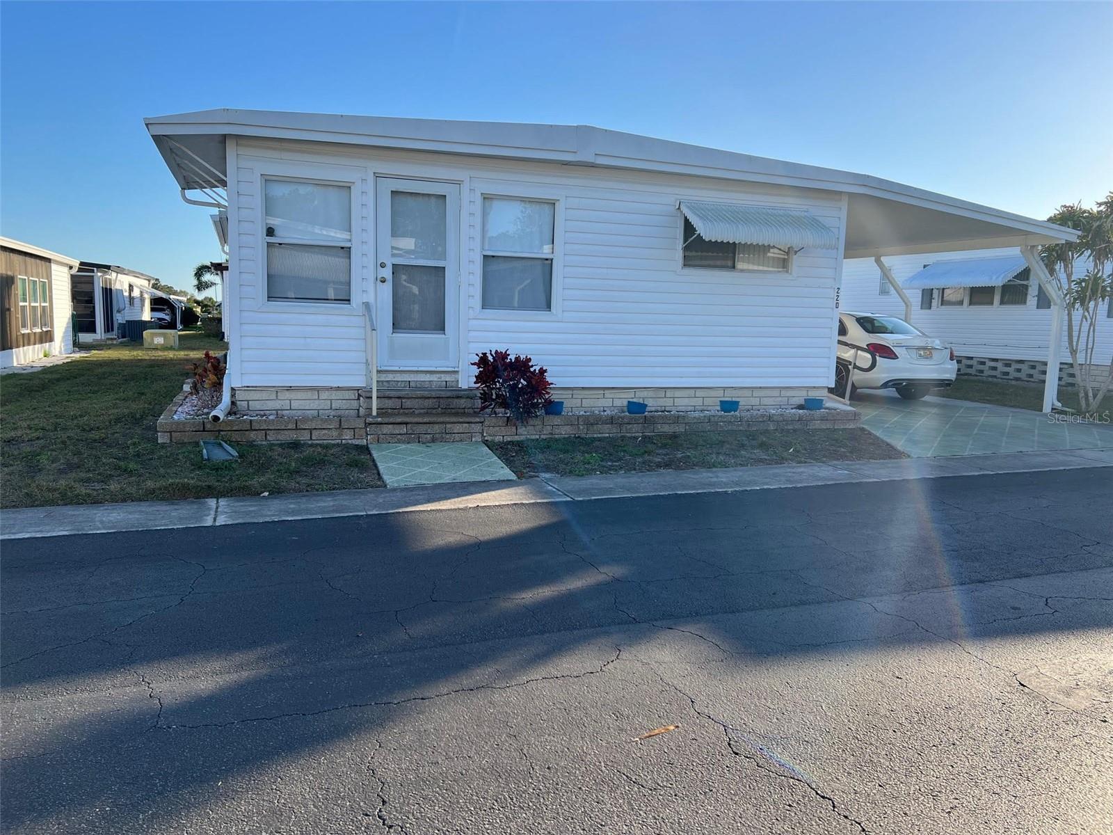 220 Royal Palm Cir