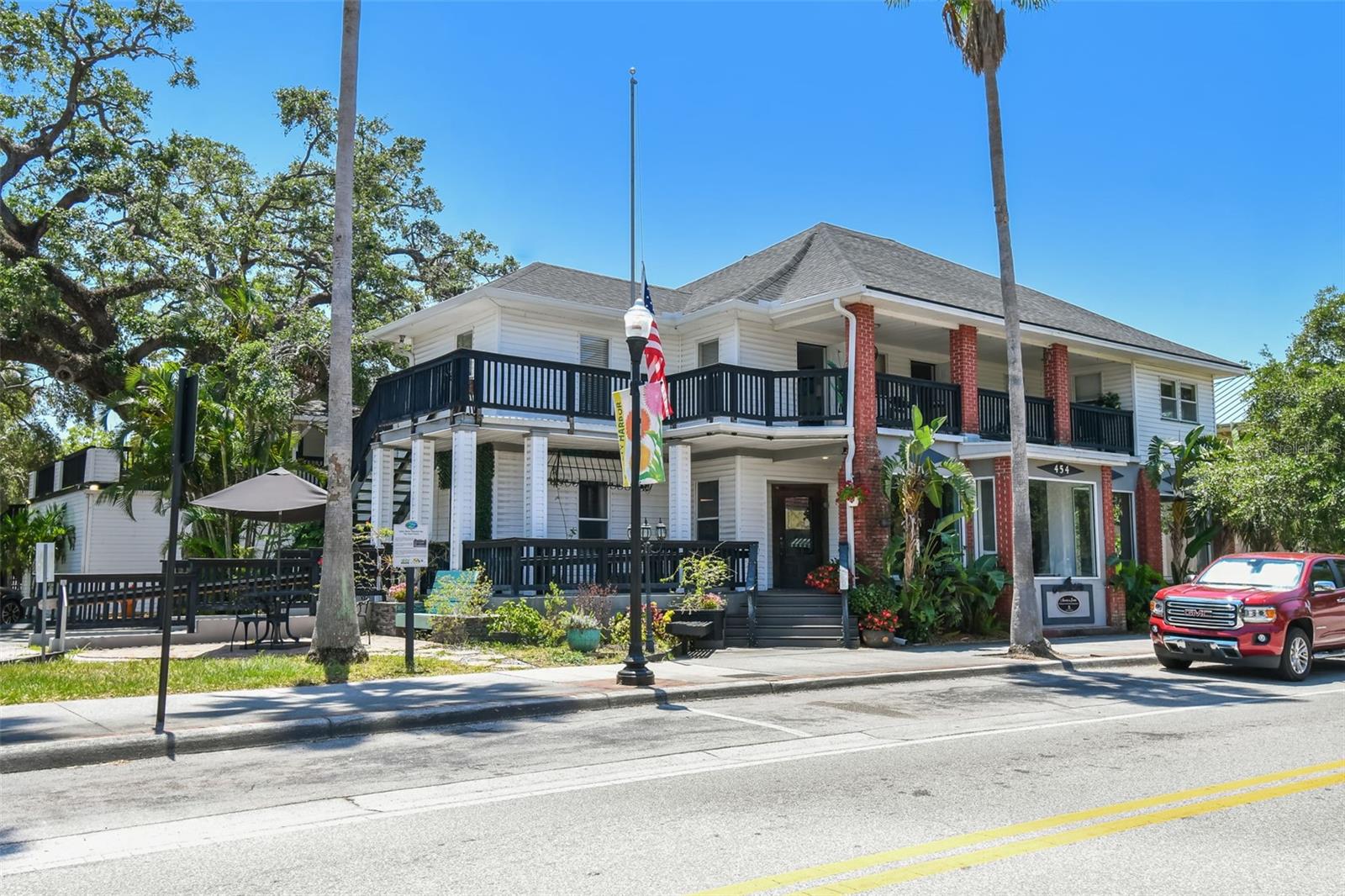 454 Main St photo 1