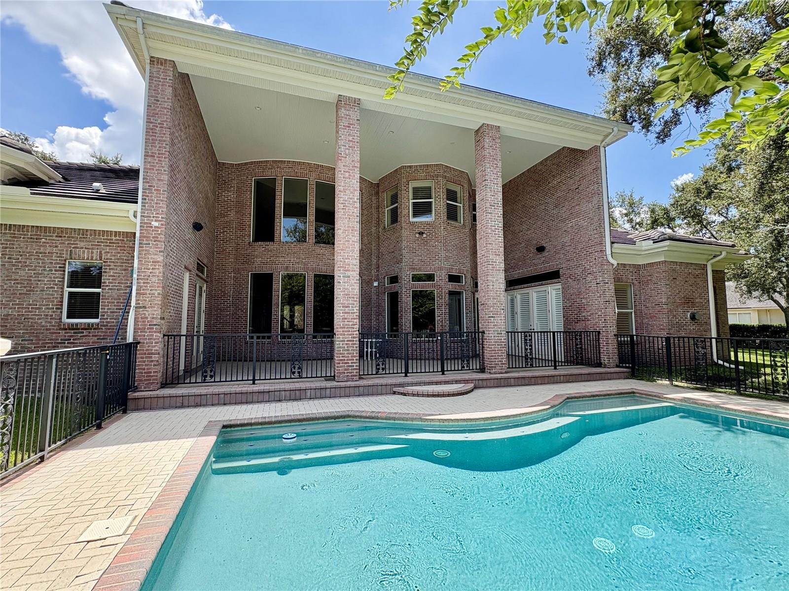 2817 Roehampton Close