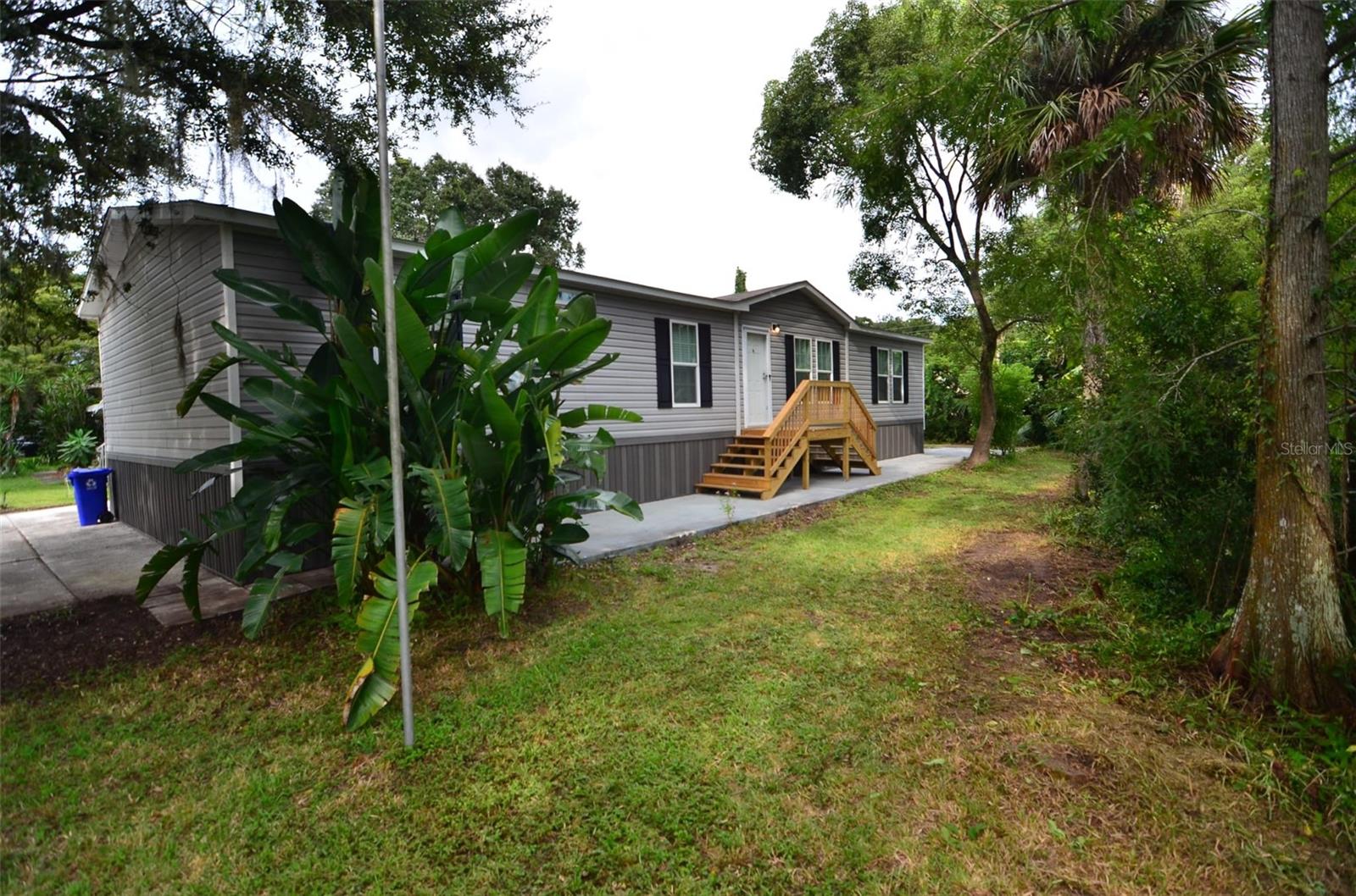 515 Twin Lakes Cir photo 1
