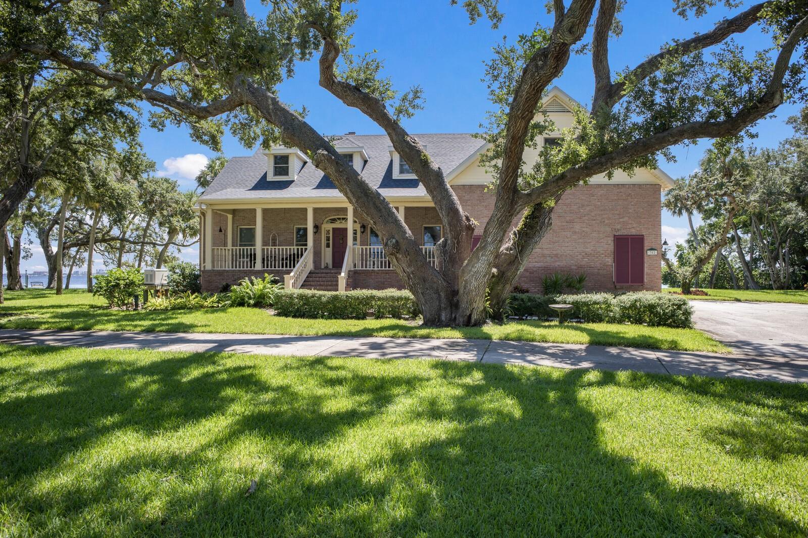 702 32nd Ave W