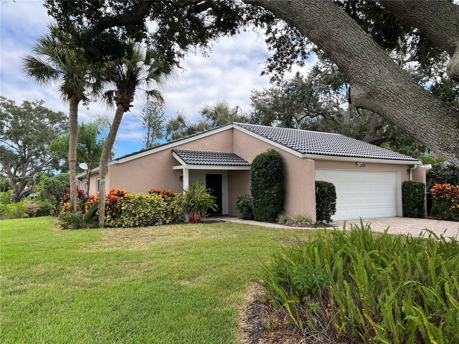 7213 Las Casas Dr photo 1