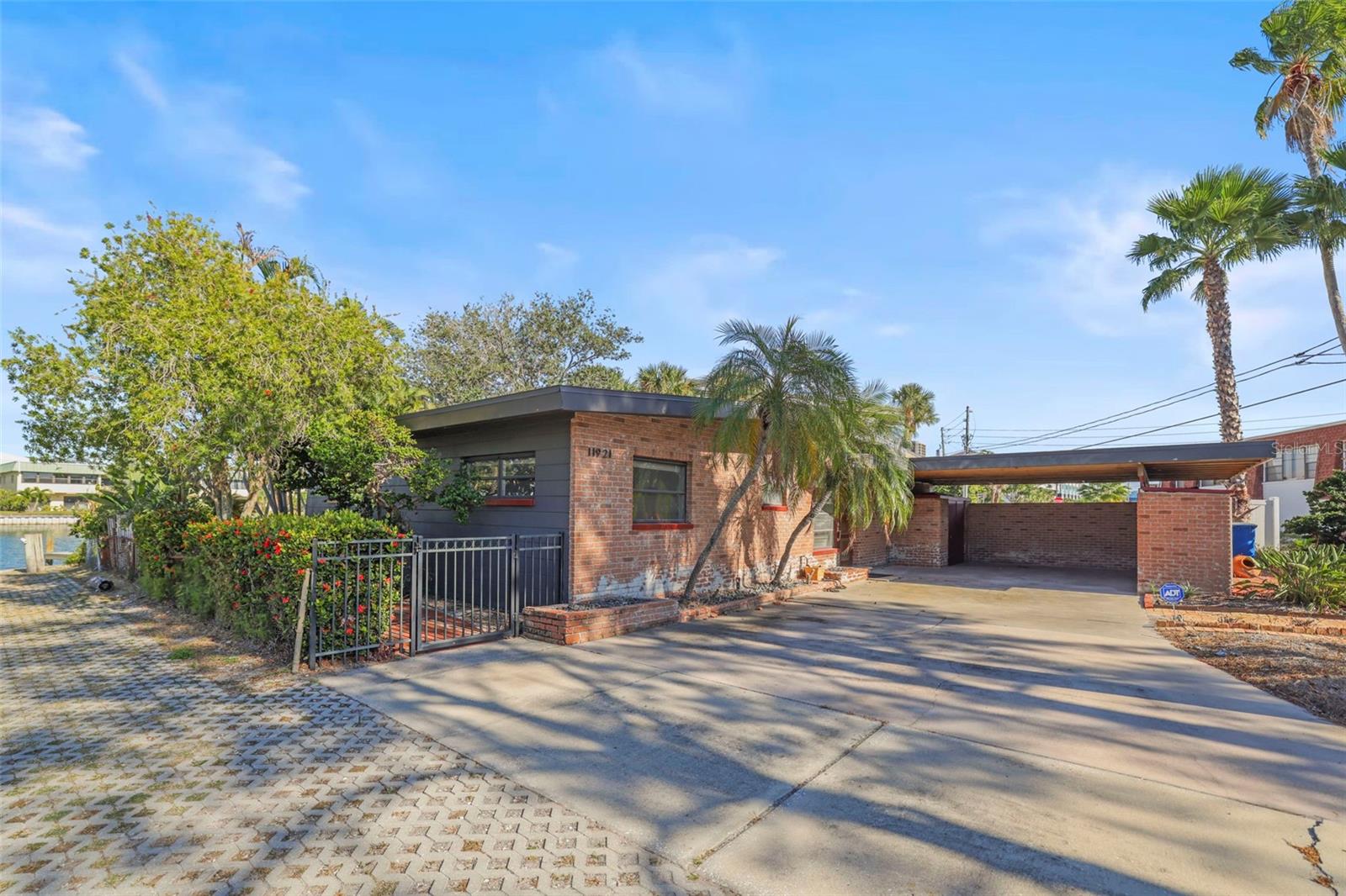 11921 Lagoon Ln