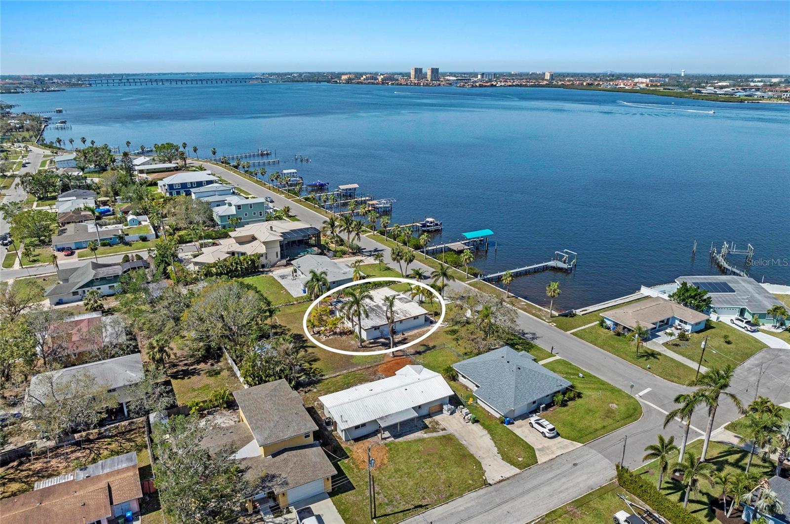 2014 Riverside Dr E