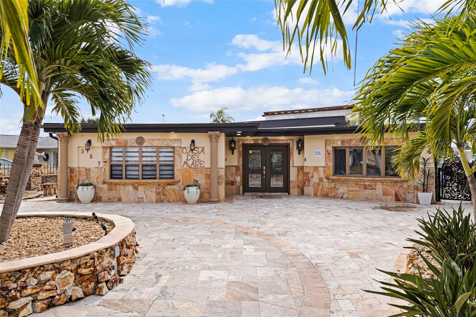 357 LA Hacienda Dr photo 1