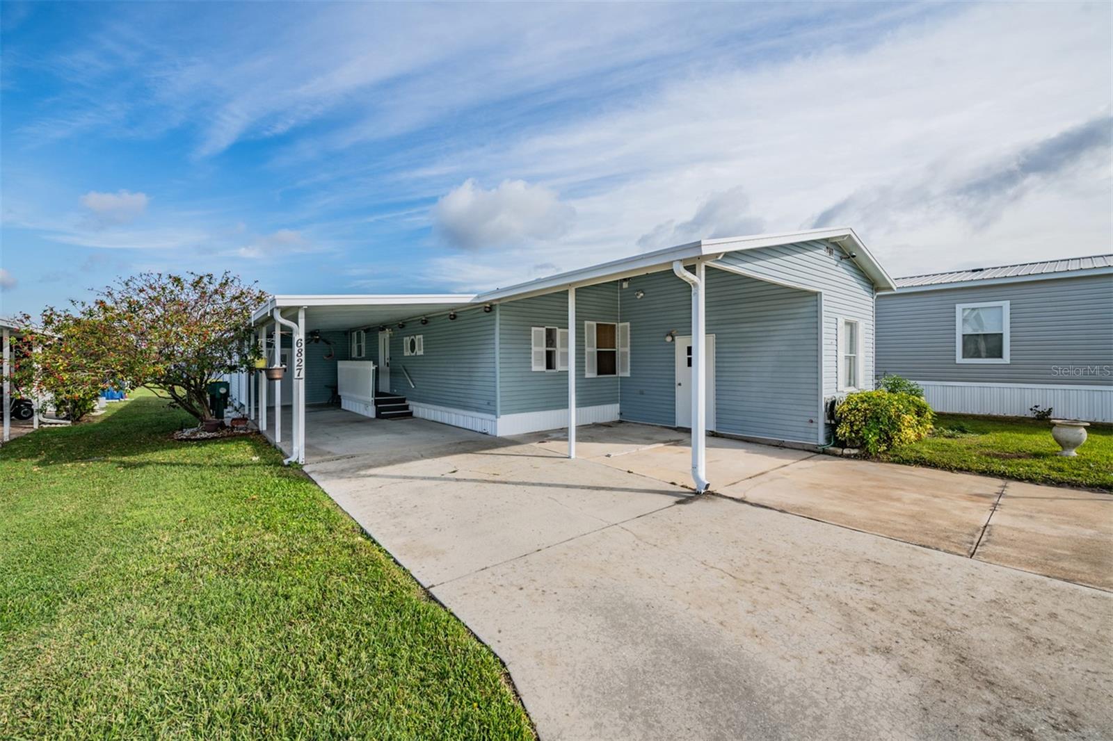 6827 S Lake Henry Dr NE