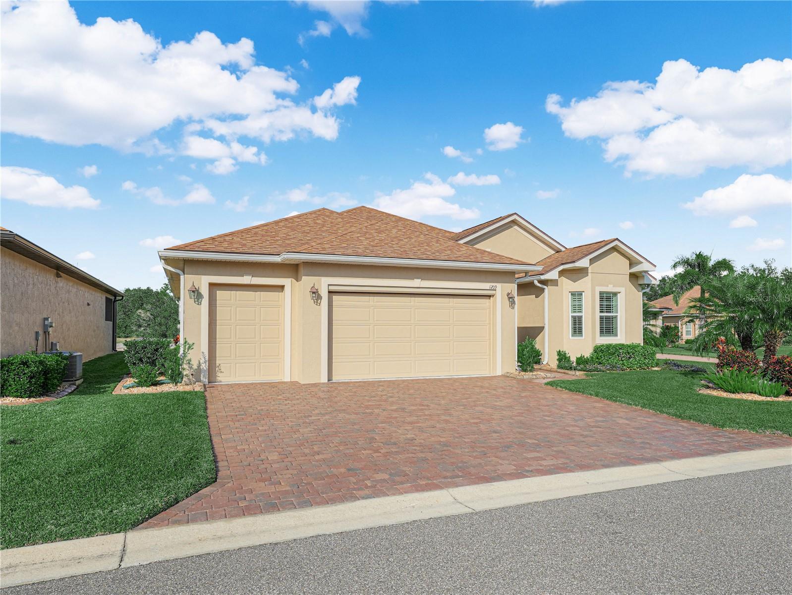 1209 Sawgrass Dr photo 1