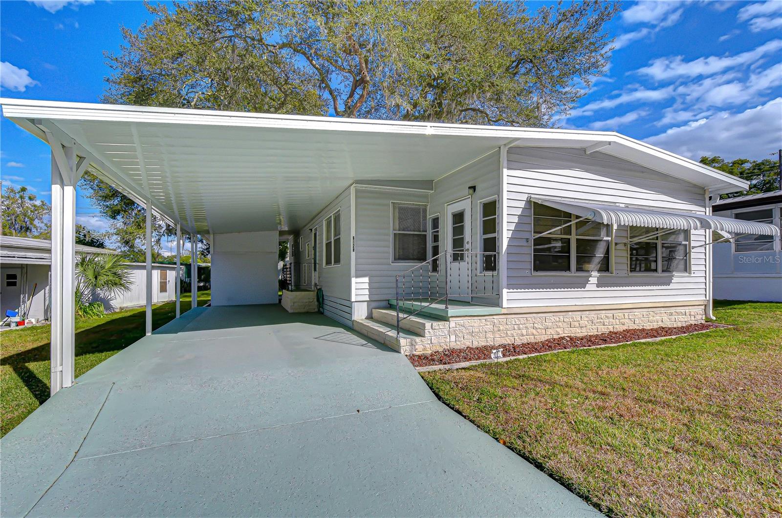 6128 Ridgewood Dr