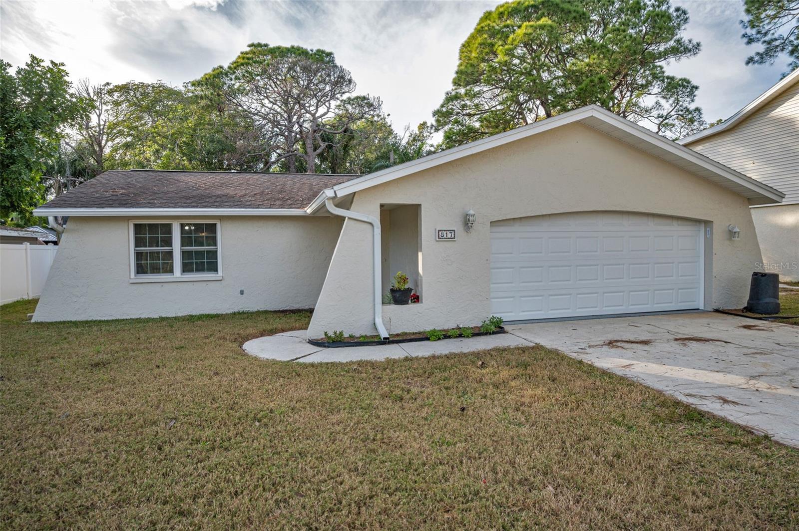 817 Riverside Dr