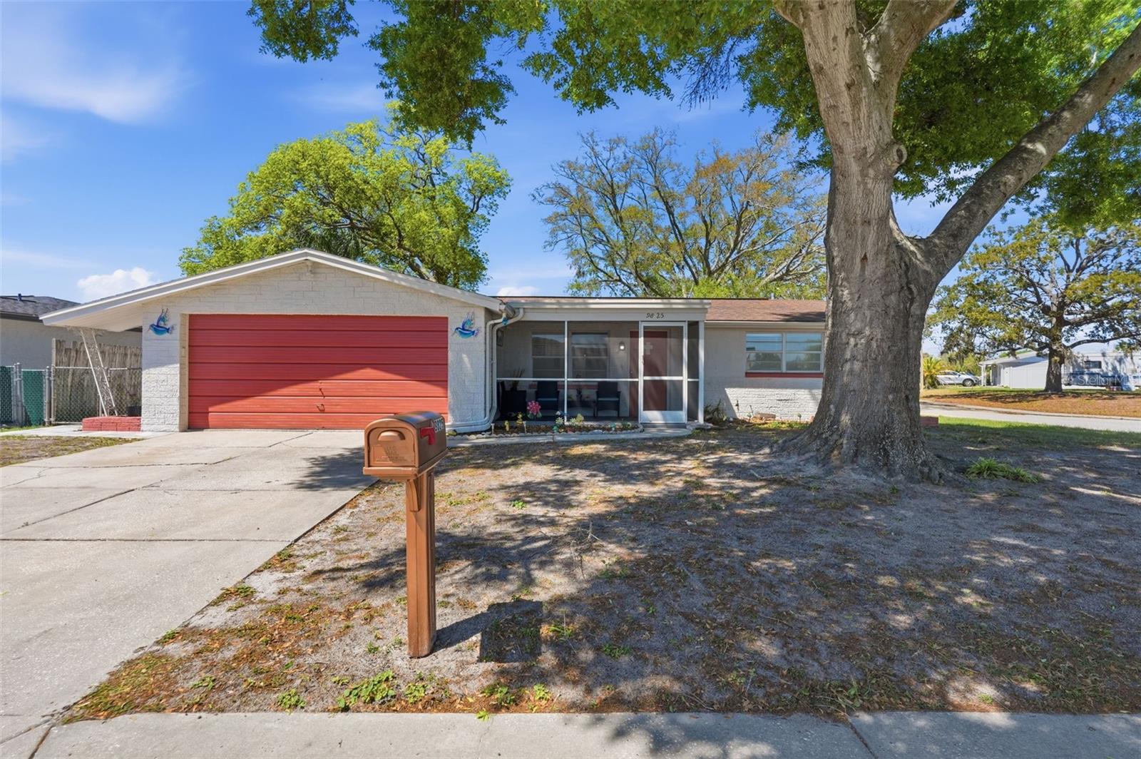 9825 Lakeside Ln