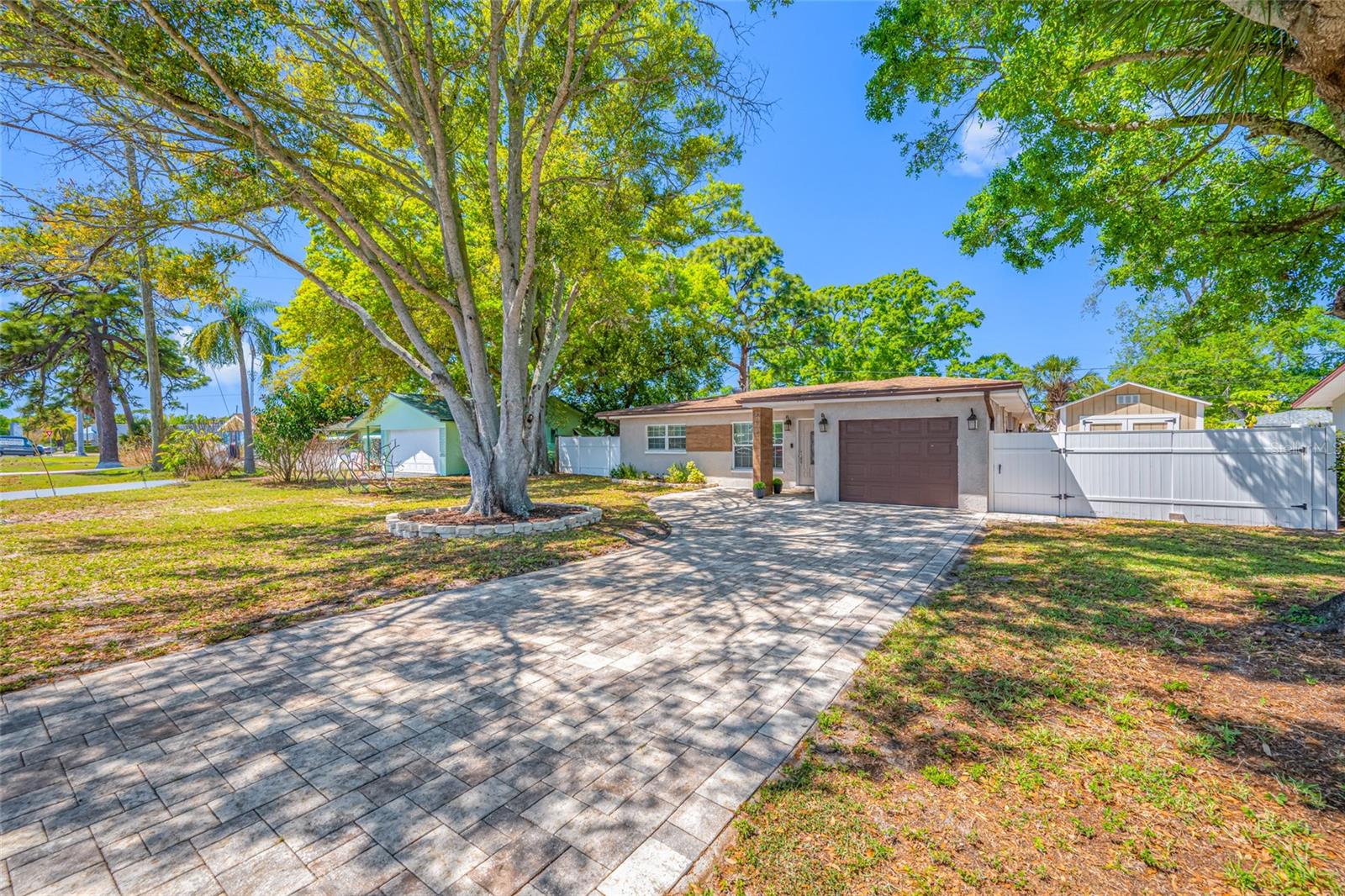 2212 NE Coachman Rd photo 1