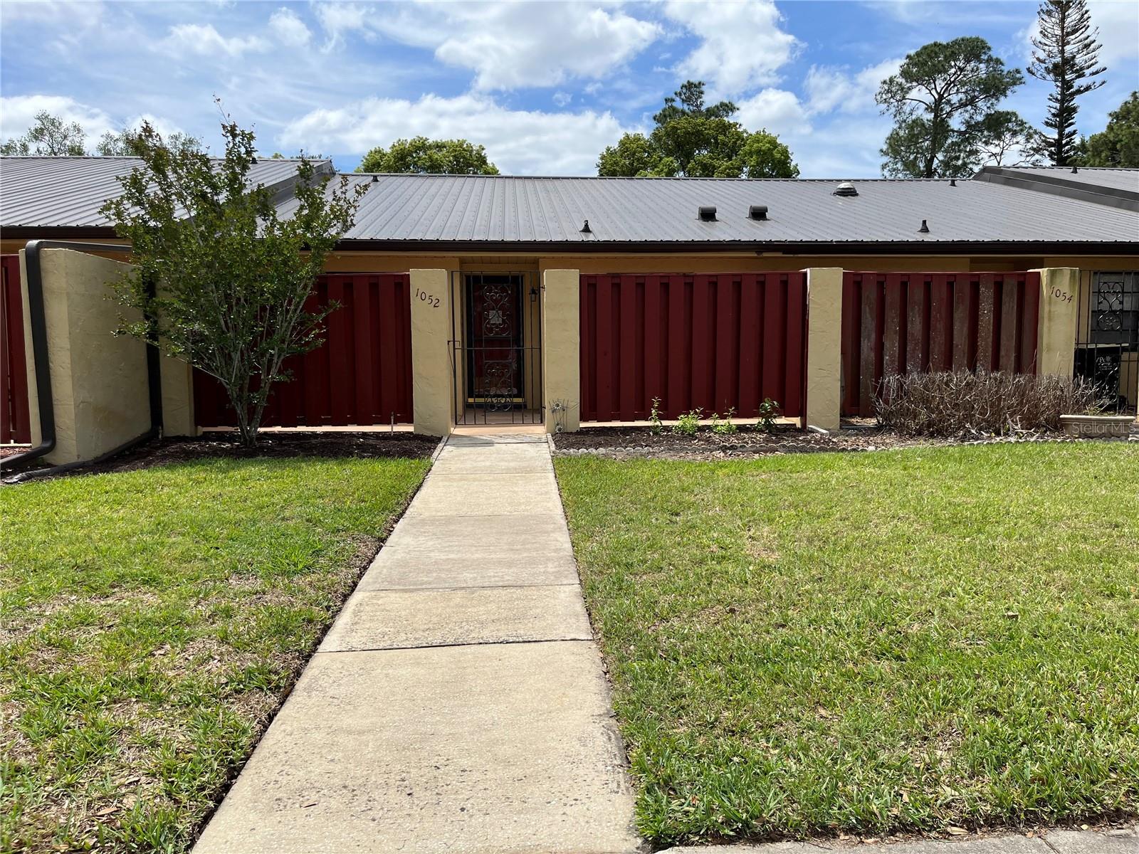 1052 Medinah Dr photo 1