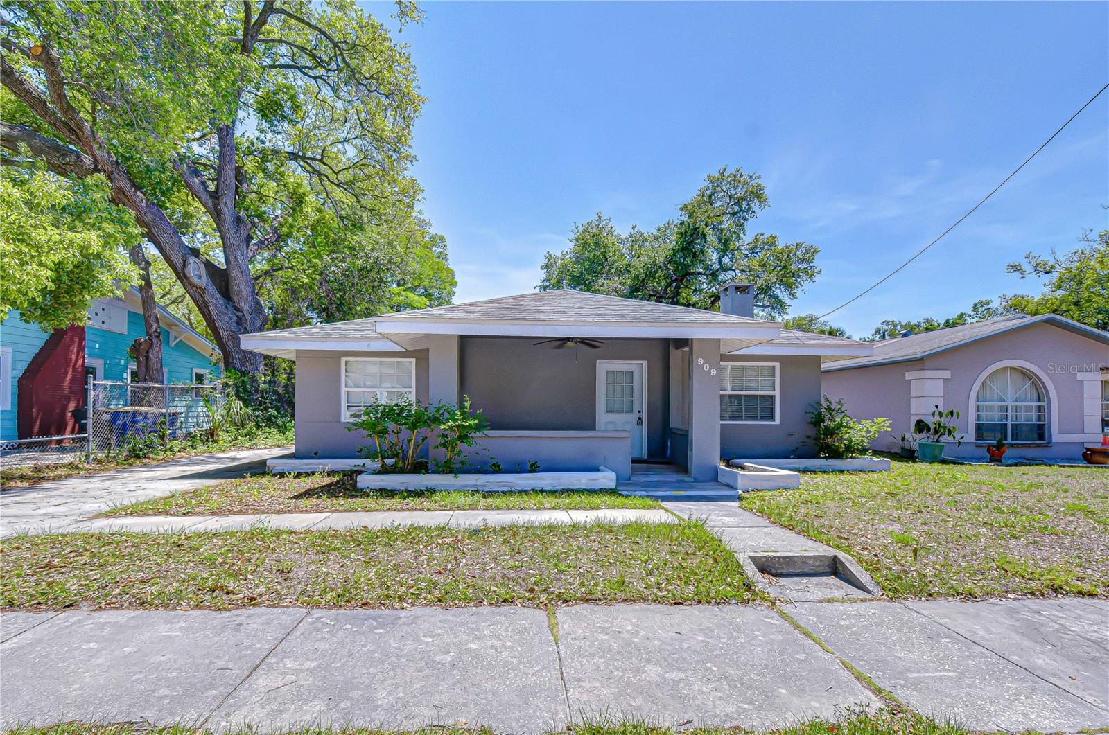 909 Hart St photo 1