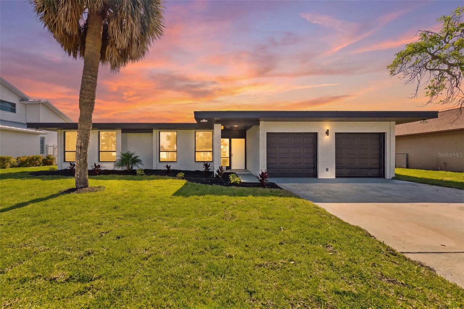 3917 E Eden Roc Cir photo 1