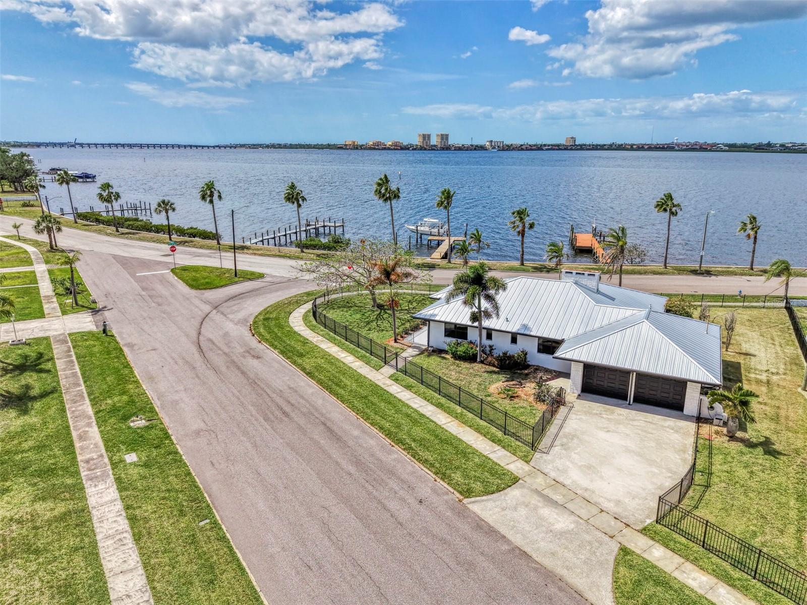 1822 Riverside Dr E photo 1