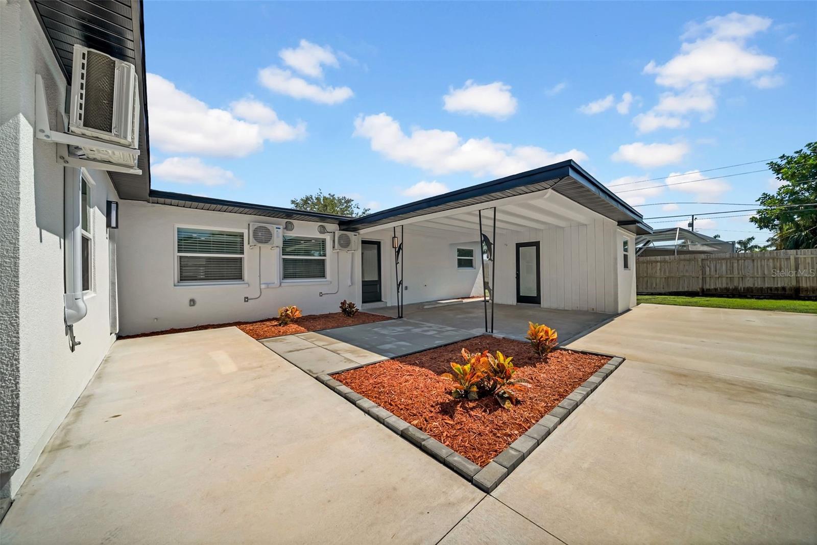 6855 Gulf Winds Dr photo 1