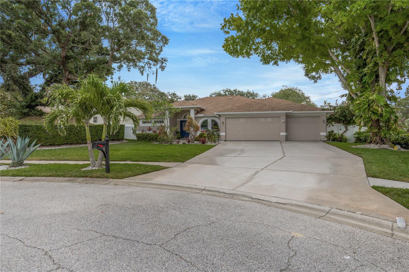 727 Hidden Lake Dr photo 1
