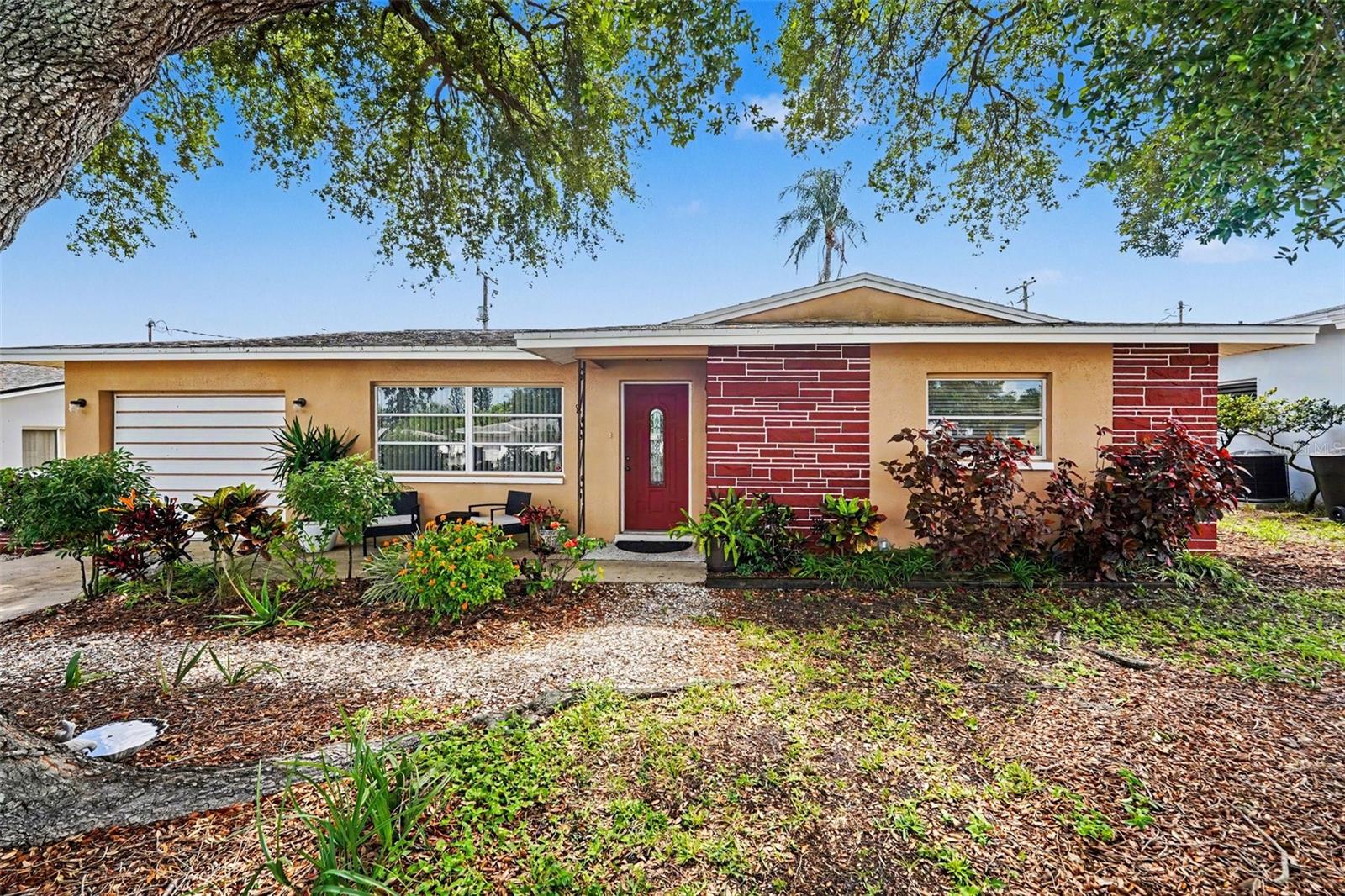 1251 Oakview Ave photo 1