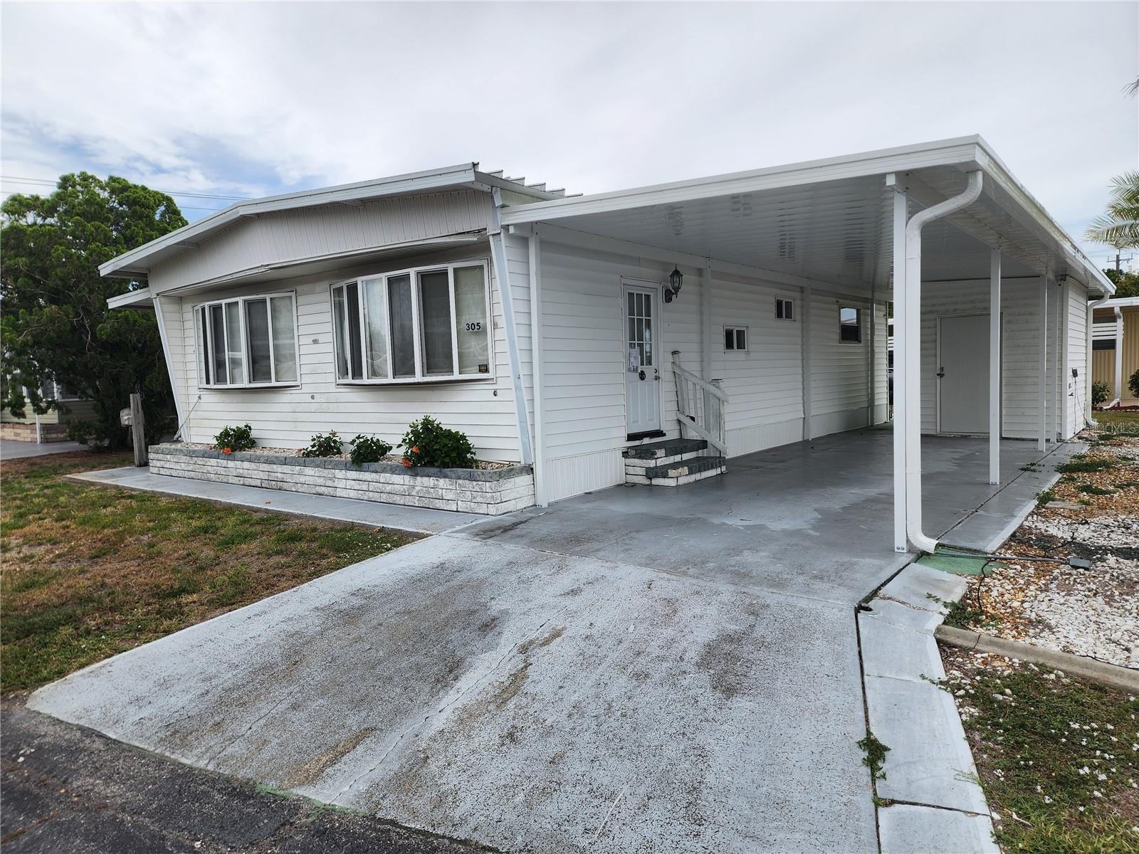 305 Batan CT photo 1