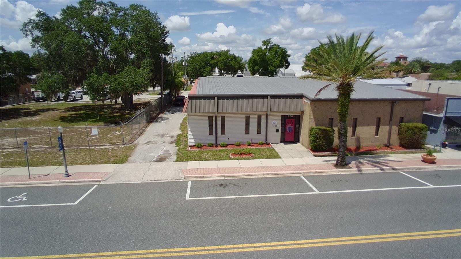 208 E Lake Ave photo 1