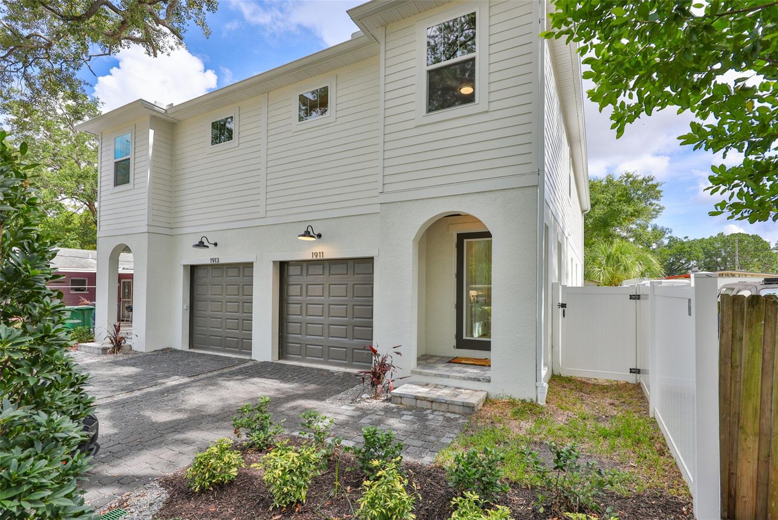 1911 W Beach St photo 1