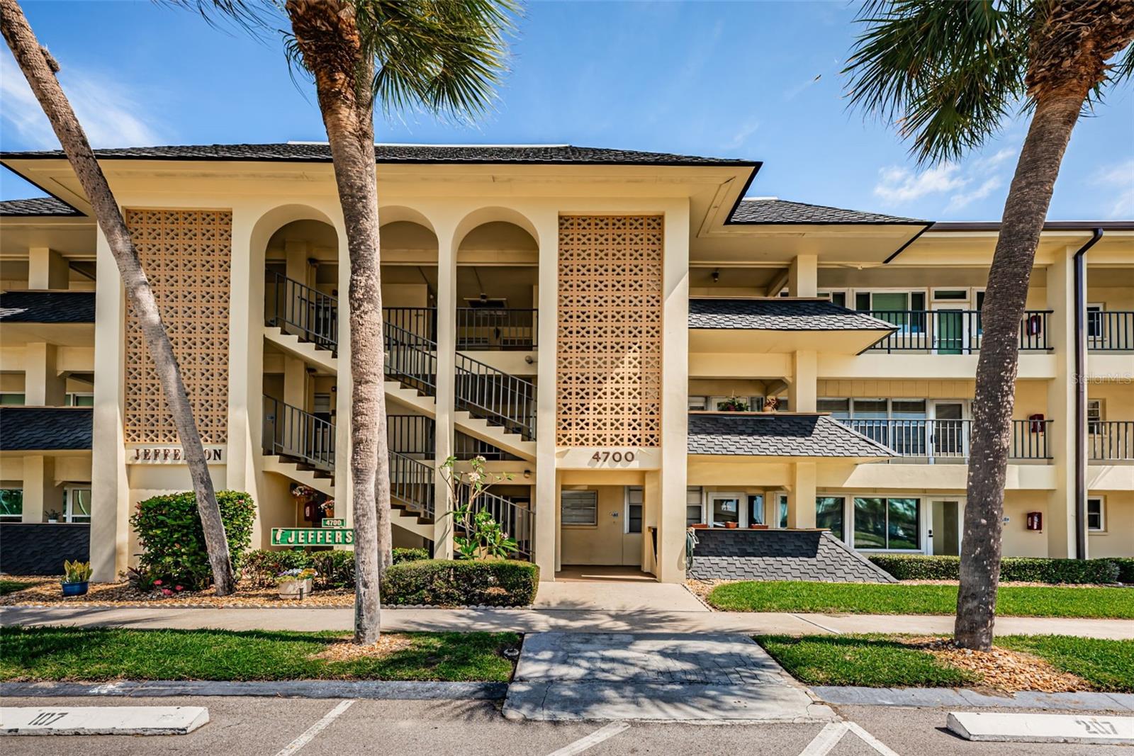 4700 Cove Cir #208 photo 1