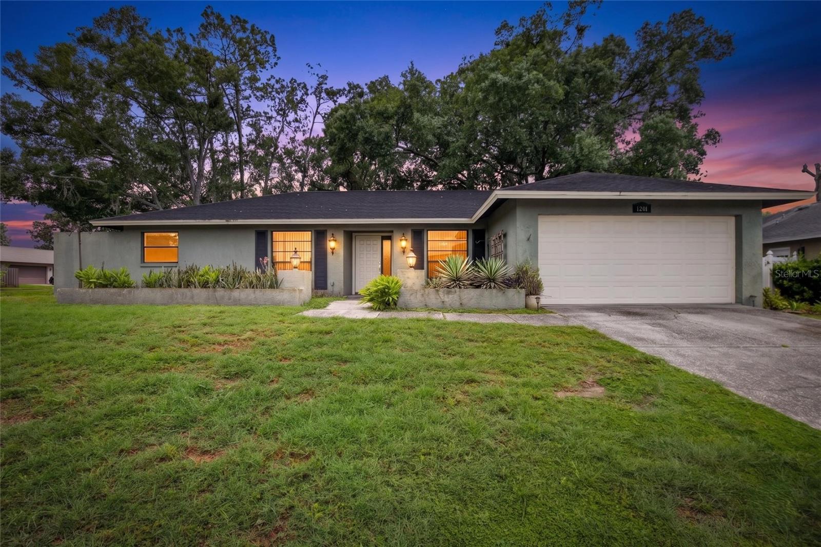 1201 Sandalwood Dr photo 1