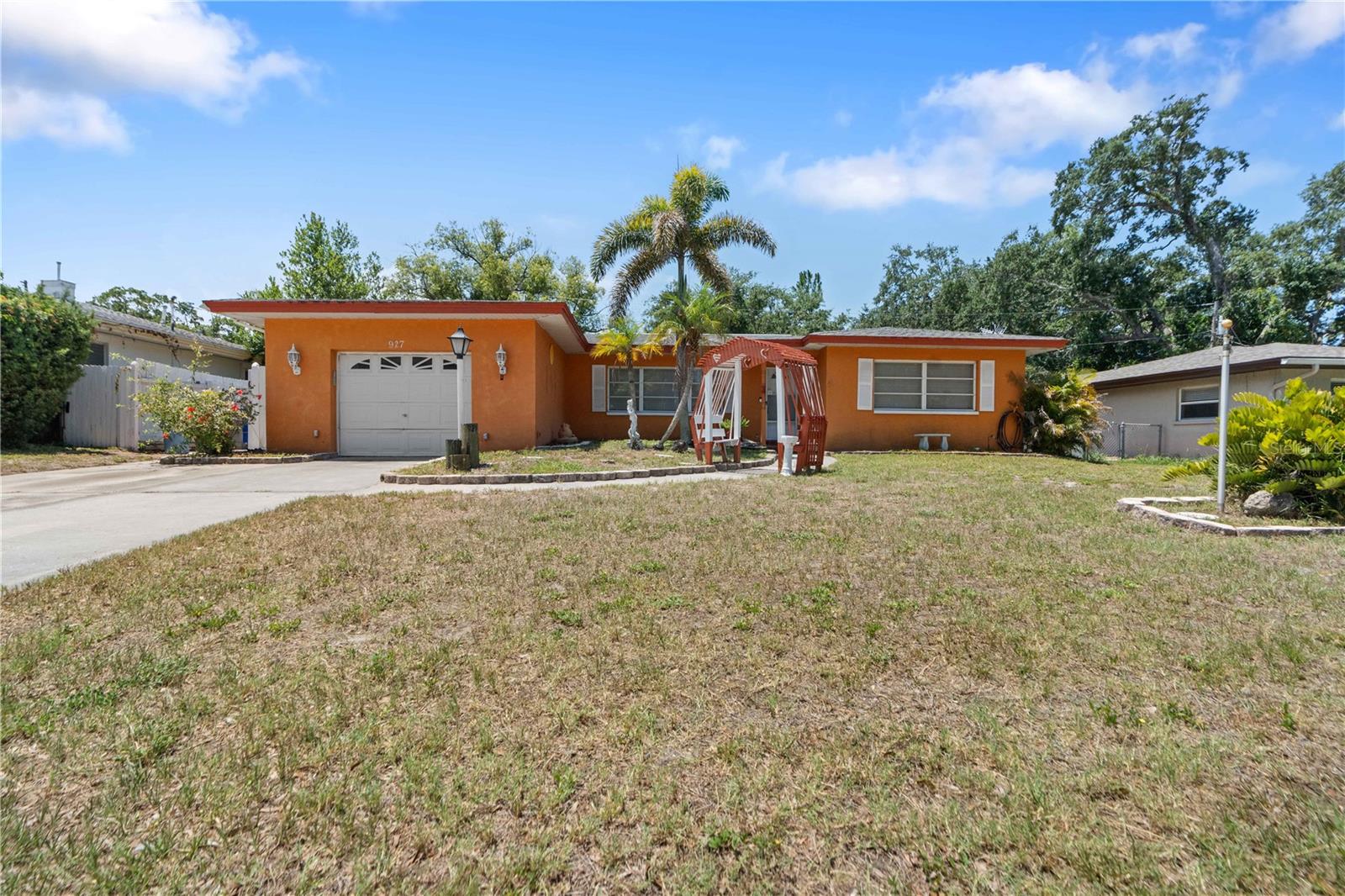 927 Parkwood Dr photo 1