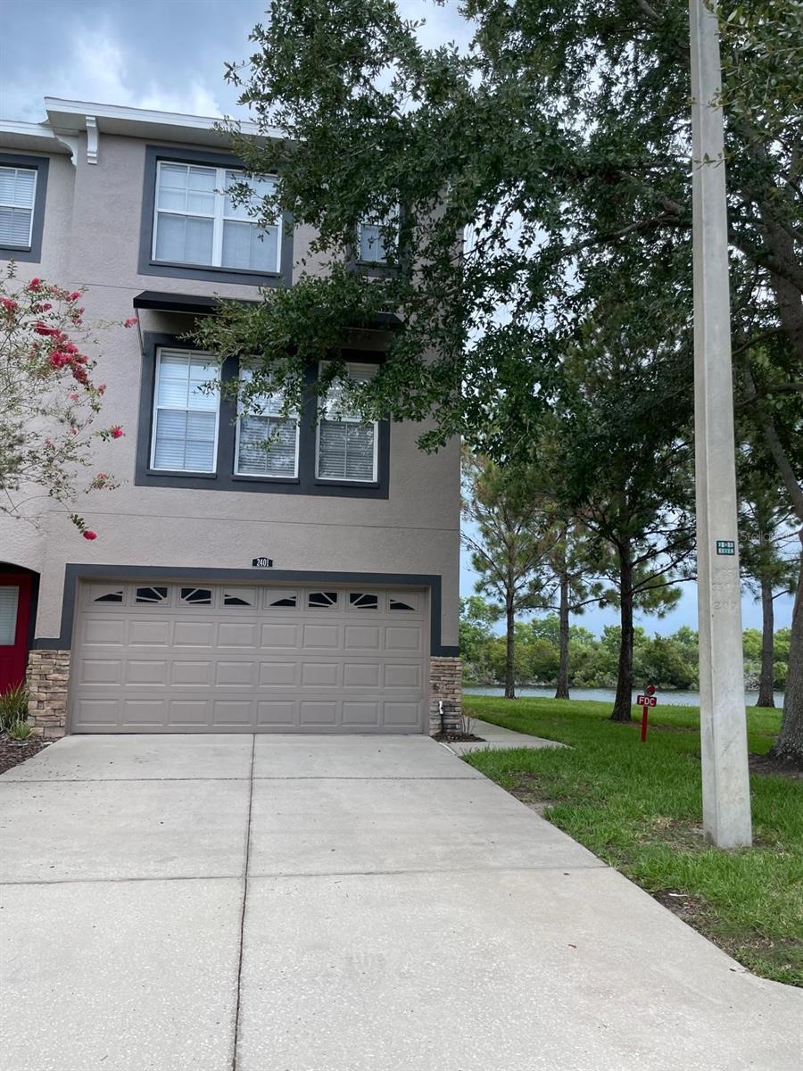 2401 Lexington Oak Dr photo 1