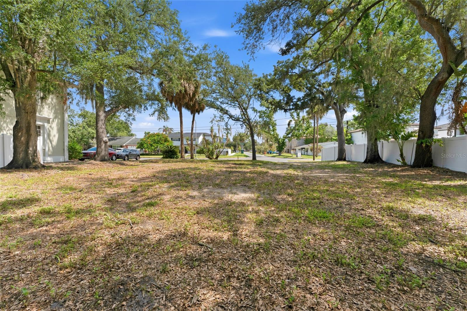 5010 W Azeele St photo 1