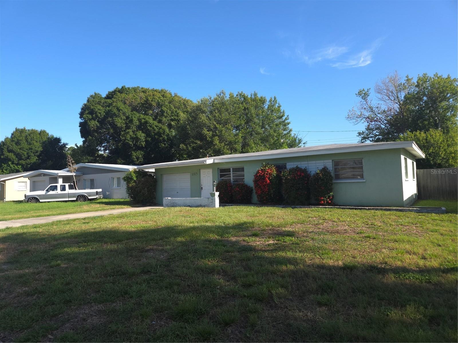 2913 Englewood Dr photo 1