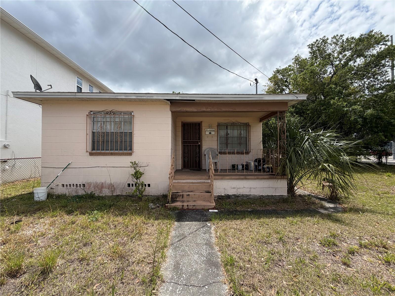 2342 W Chestnut St photo 1