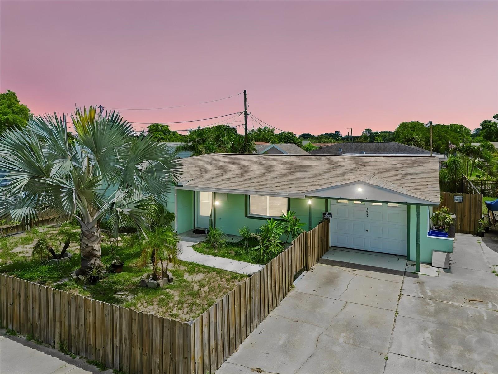 1056 Tamarac Dr photo 1