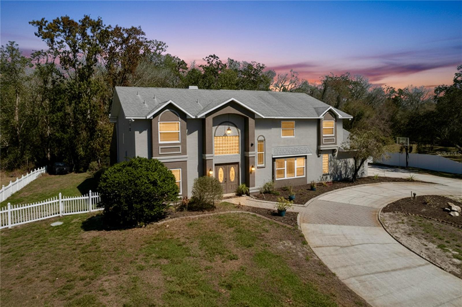 10655 Lakeview Dr