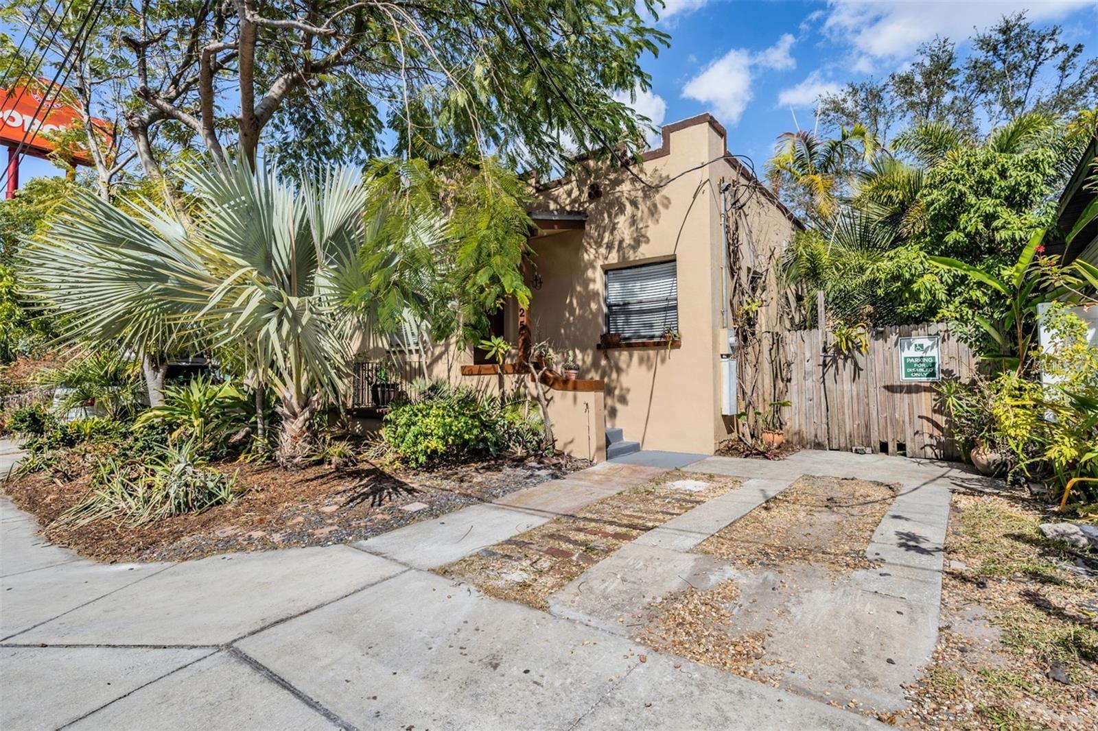 2325 W Green St photo 1