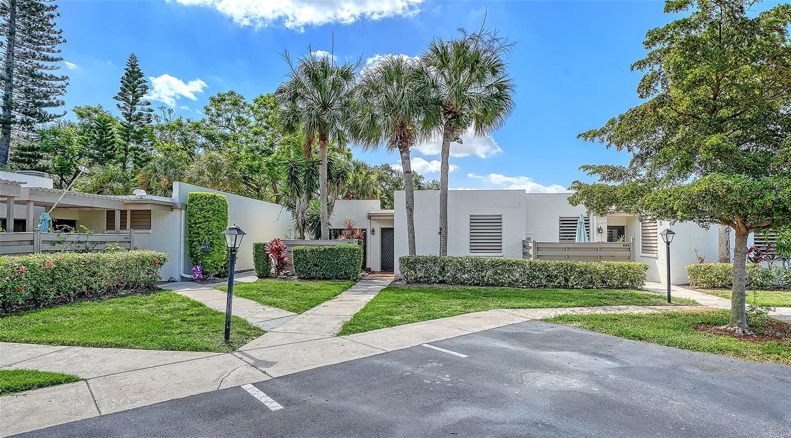 664 Woodlawn Dr