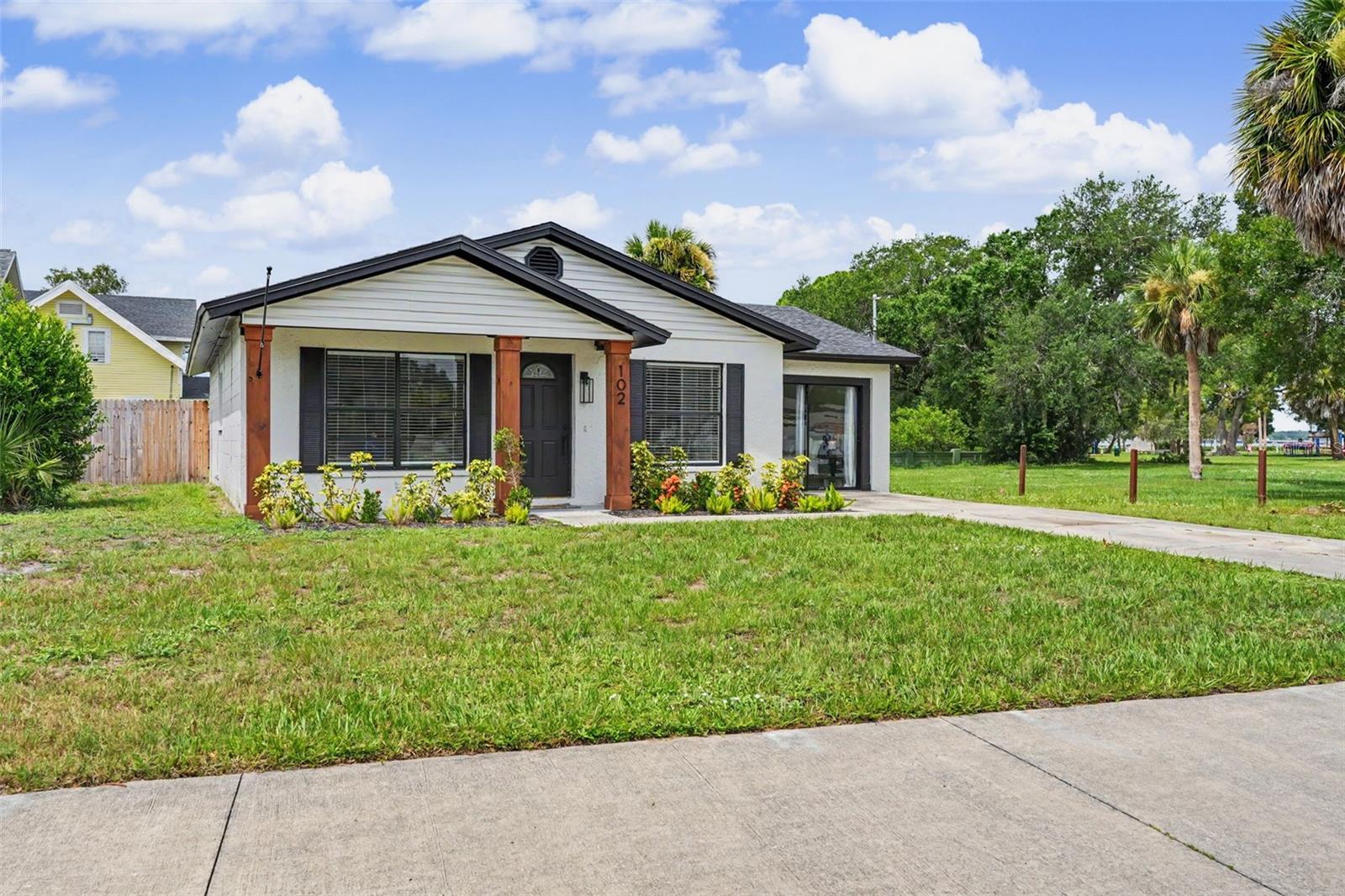 102 Shore Dr E photo 1