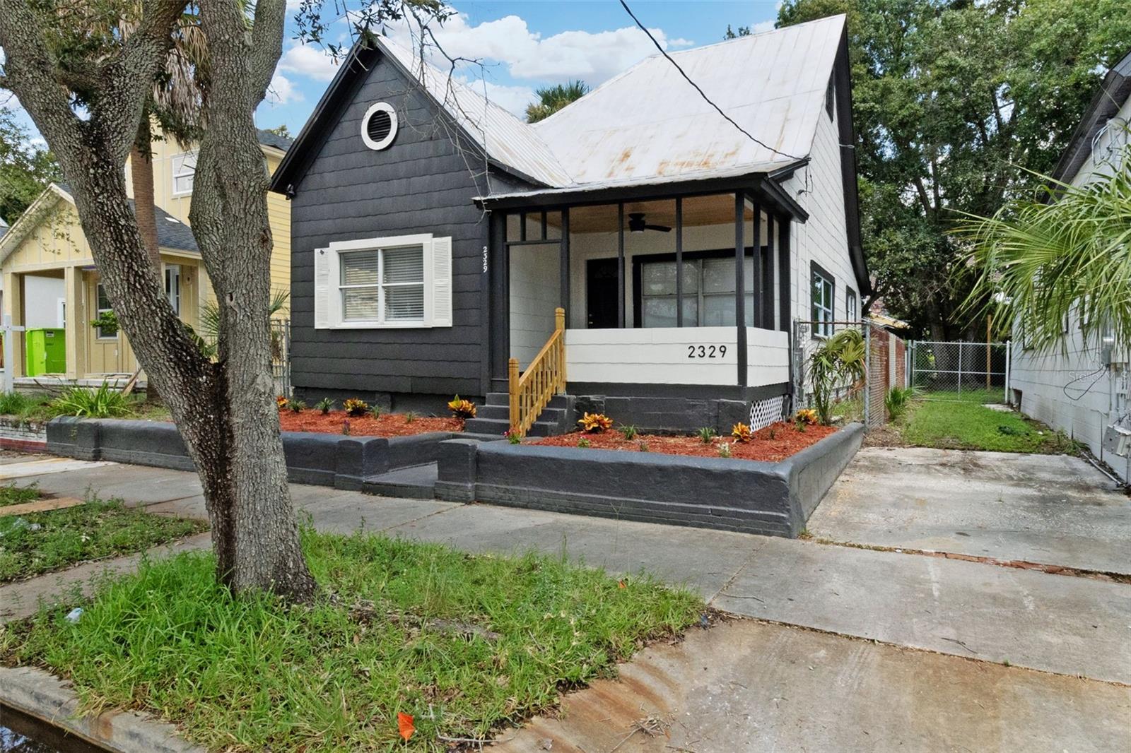 2329 W Beach St photo 1