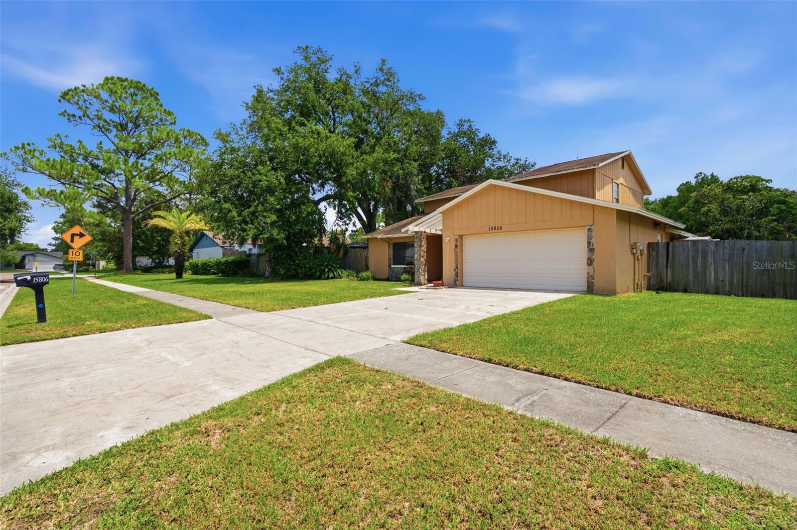 15806 Pennington Rd photo 1