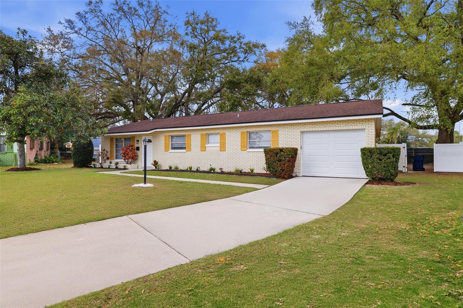 2327 W Knollwood Pl