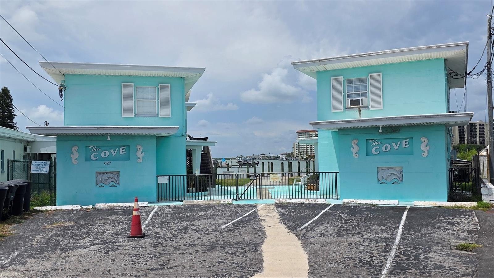 627 Bay Esplanade photo 1