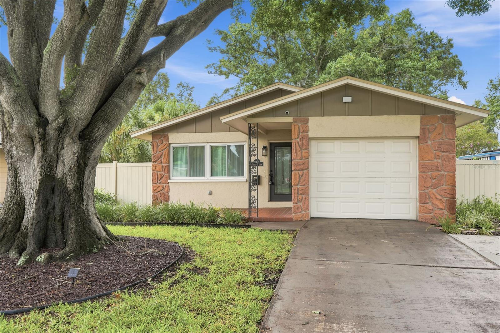 205 SE Monroe Cir N