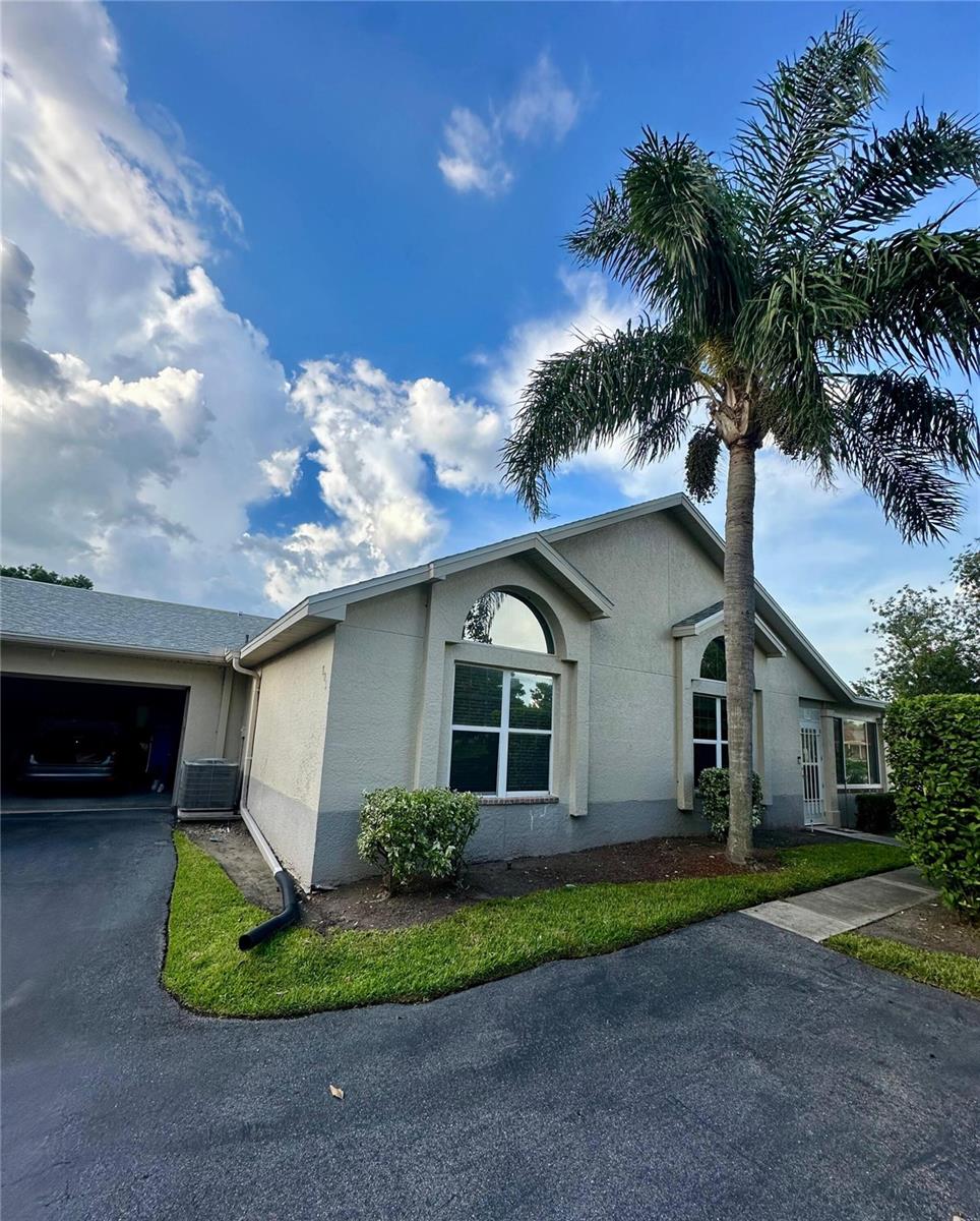 801 Silverthorn Ln